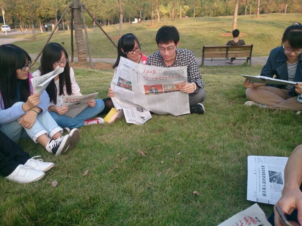 9499www威尼斯2012级党支部学习贯彻十八届四中全会精神