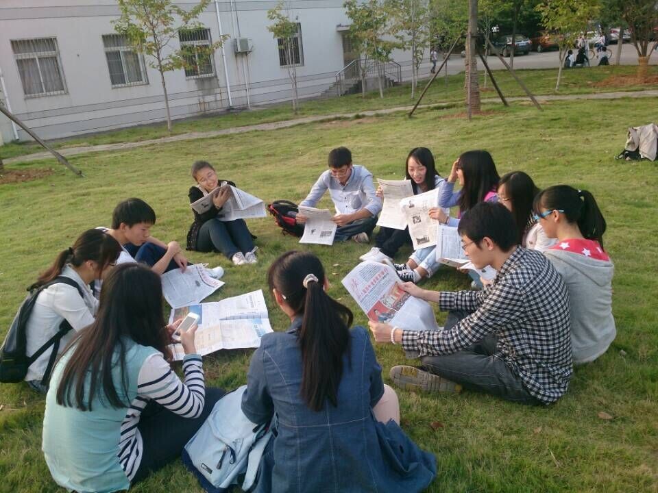 9499www威尼斯2012级党支部学习贯彻十八届四中全会精神