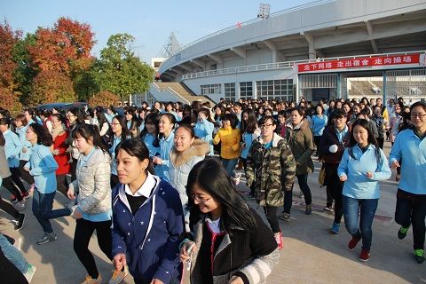 2015年9499www威尼斯师生冬季长跑活动快乐开跑
