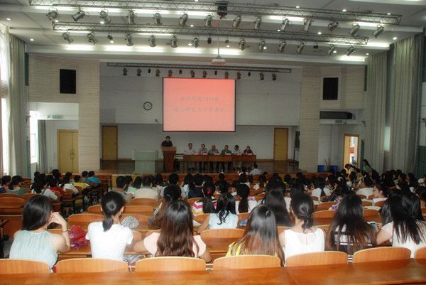 9499www威尼斯(会硕中心)2014级研究生开学典礼隆重举行