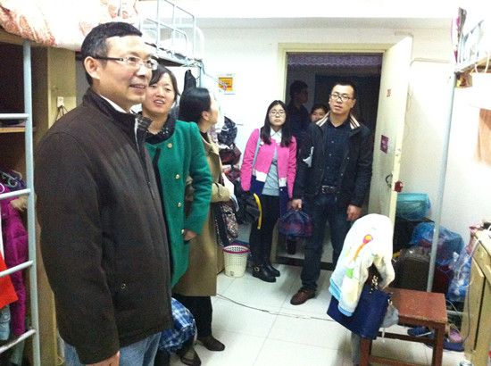 9499www威尼斯党委肖翠祥书记冒雨走访慰问我院研究生宿舍
