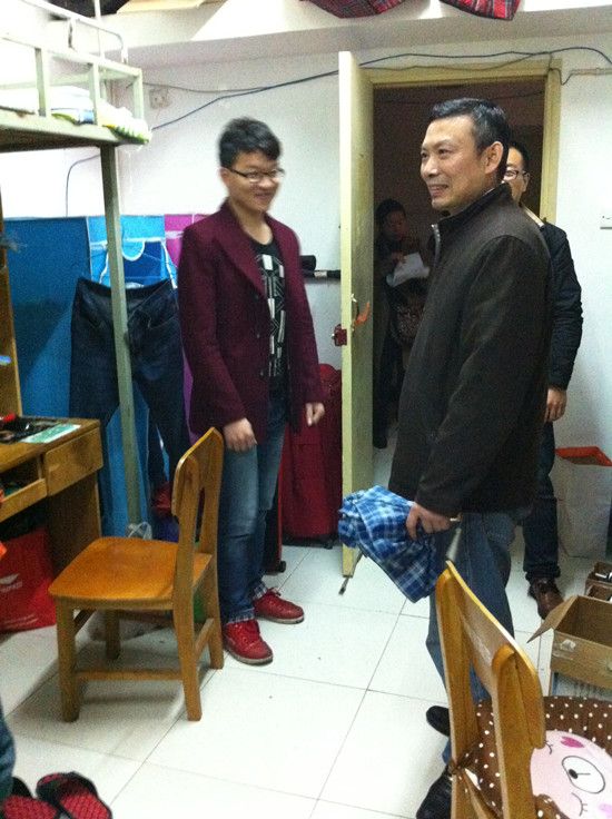 9499www威尼斯党委肖翠祥书记冒雨走访慰问我院研究生宿舍