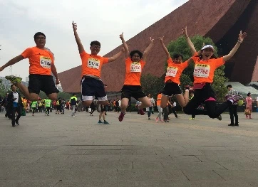 9499www威尼斯2015级助阵首届武汉马拉松比赛