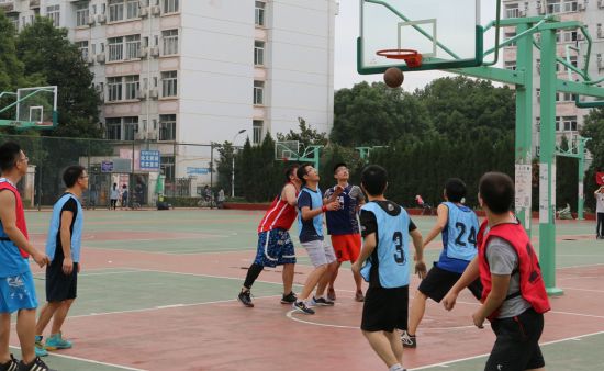 9499www威尼斯研一研二篮球对抗赛成功举办