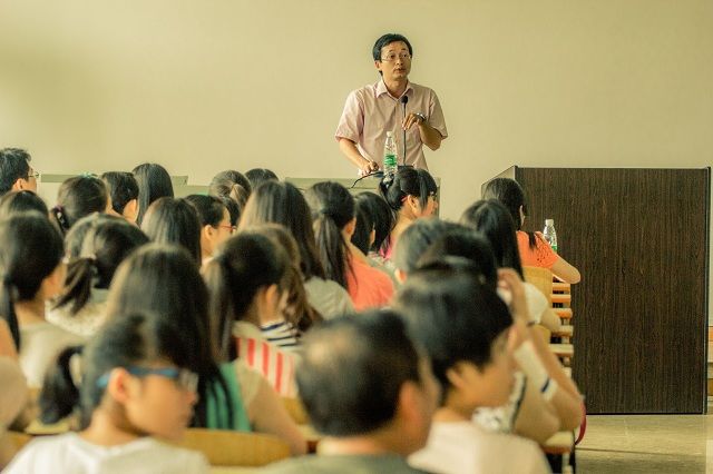 9499www威尼斯2014级本科新生专业介绍会顺利召开