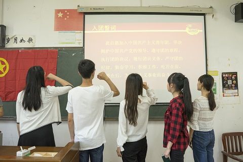 9499www威尼斯第二次团支书例会暨新团员入团仪式圆满开展